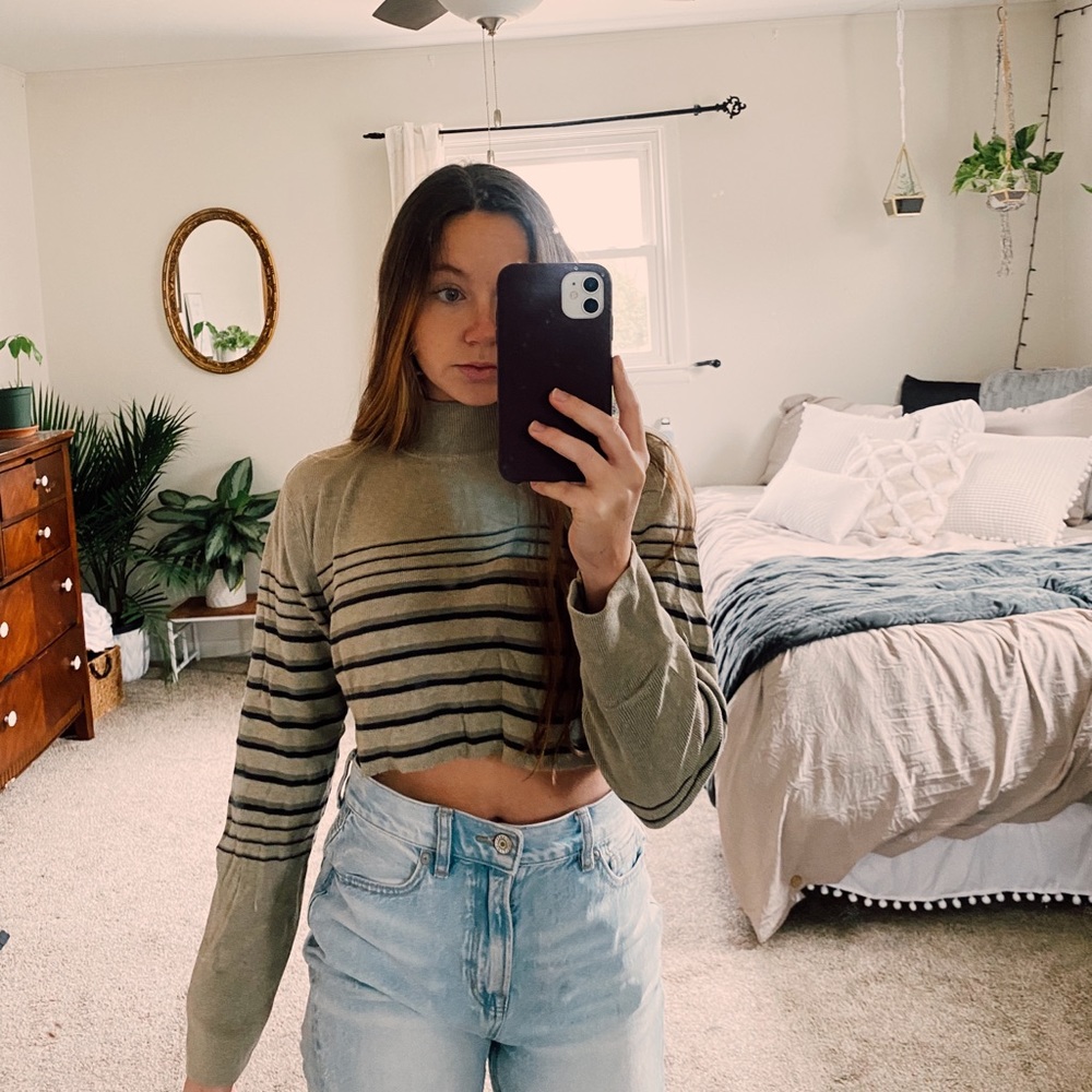Green cropped turtle neck